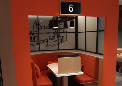 Aménagement d'un espace de bureau cosy avec des fauteuils et de la vitrophanie pour la confidentialité de l'espace