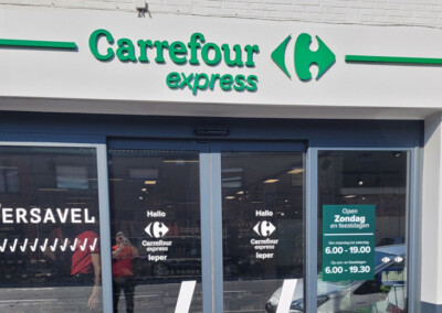 Panneau publicitaire sur la façade du Carrefour Express