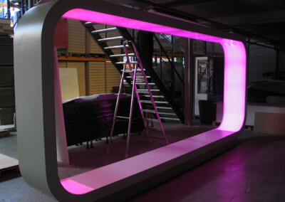 Cadre géant sur mesure éclairé de l'intérieur par des lumières LED rose-violet